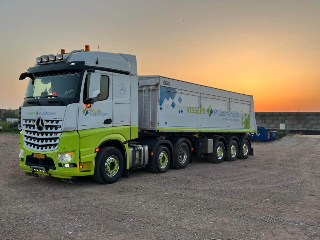 vrachtwagen van vissers ploegmakers bij zonsondergang